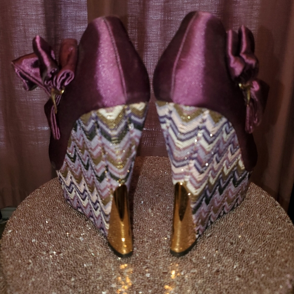 Purple satin wedge shoes. - Picture 3 of 4